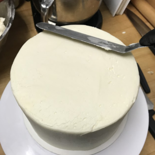 how long to let cake cool before icing