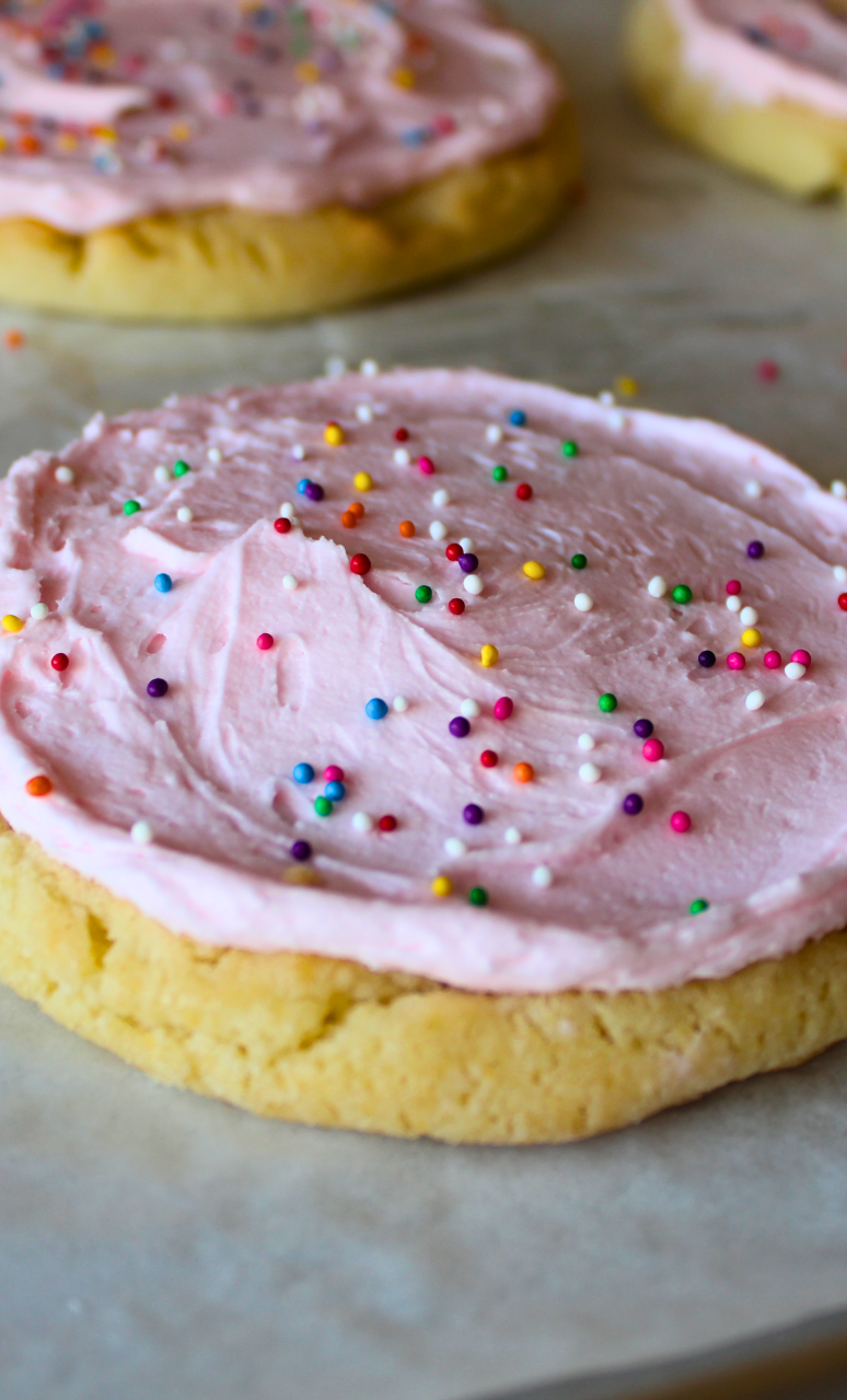 decorating cookies with buttercream