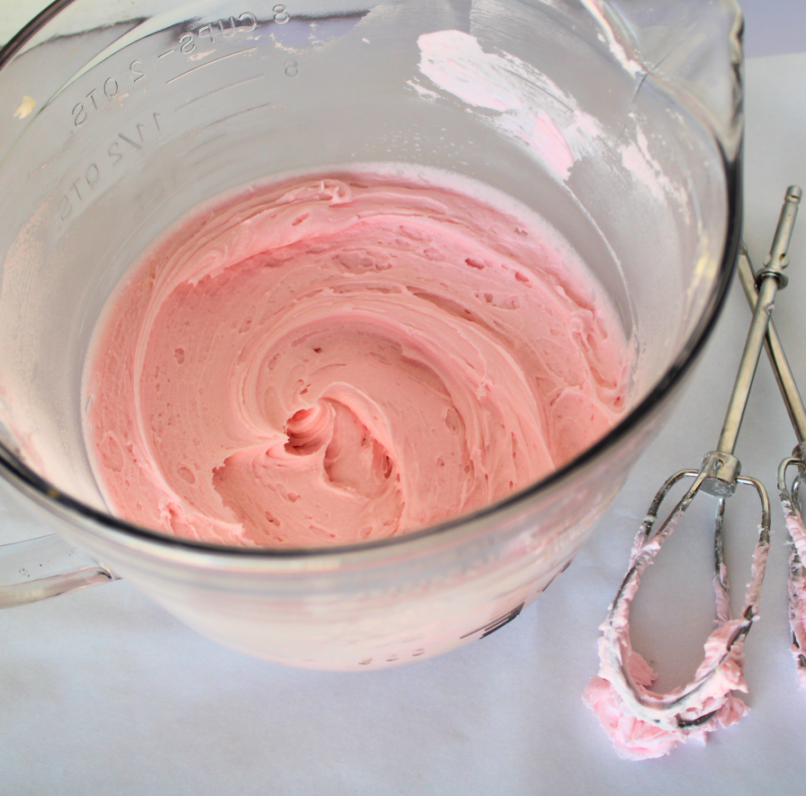 decorating cookies with buttercream