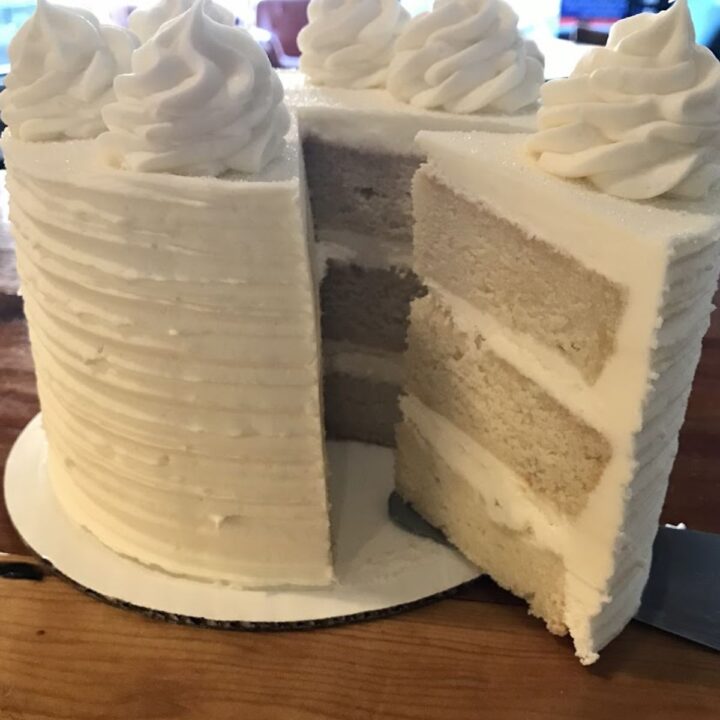 how long to let cake cool before icing