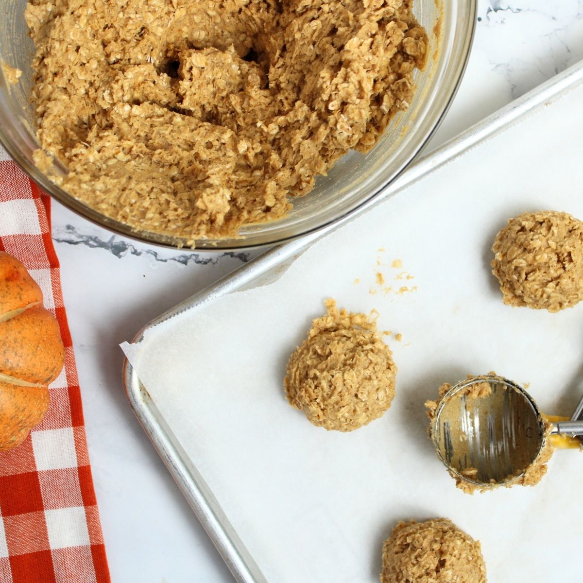 pumpkin oatmeal cream pies_scooping